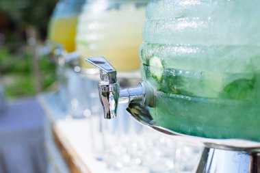 Satır kristal limonata kase. Bir bahçe dış taraf veya düğün için servis