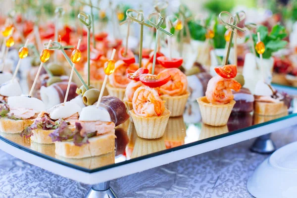 Beautifully Decorated Catering Banquet Mirror Table Different Food Snacks Appetizers — Stock Photo, Image