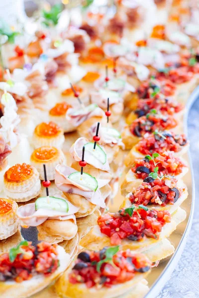 Schön Dekorierter Catering Spiegeltisch Mit Verschiedenen Snacks Und Vorspeisen — Stockfoto