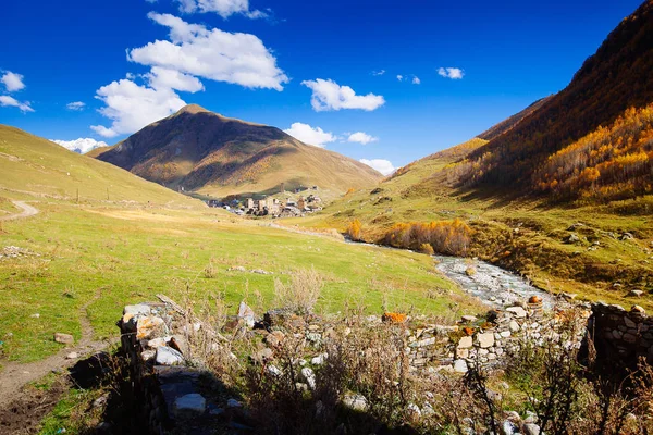 Ushguli Köyü Ile Tipik Eski Kuleler Unesco Miras Svaneti Bölgesi — Stok fotoğraf