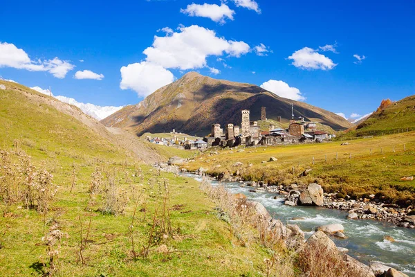 Ushguli Köyü Ile Tipik Eski Kuleler Unesco Miras Svaneti Bölgesi — Stok fotoğraf