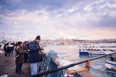 Istanbul, Türkiye - 17 Ocak 2018: Balıkçılar üzerinde Galata Köprüsü, İstanbul'a 17 Ocak 2018, Istanbul, Türkiye. Galata Köprüsü'nde Istanbul'da Golden Horn geçen bir köprüdür.