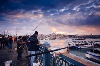 Istanbul, Türkiye - 17 Ocak 2018: Balıkçılar üzerinde Galata Köprüsü, İstanbul'a 17 Ocak 2018, Istanbul, Türkiye. Galata Köprüsü'nde Istanbul'da Golden Horn geçen bir köprüdür.