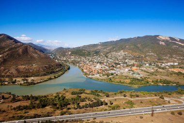 Panoramik Mtsheta, eski kasaba yatıyor, izdiham Of nehirler Mtkvari ve Aragvi. Svetitskhoveli Katedrali, eski Gürcü Ortodoks Kilisesi, Unesco Mirası Merkezi.