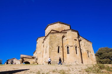 Cross town Mtsheta, Gürcistan yakınındaki tepenin üzerinde bulunan Mounastery (Jvari)