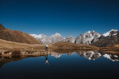 Yaşam tarzı macera başarı kazanan kavram dağlar. Yakın göl Georgia ülkede açık