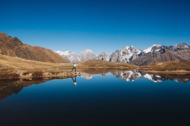Yaşam tarzı macera başarı kazanan kavram dağlar. Yakın göl Georgia ülkede açık