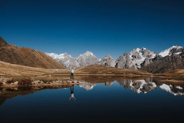 ライフ スタイル山で冒険の成功の勝者の概念 ジョージア州の国の湖の近くの屋外 — ストック写真