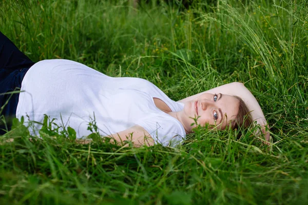 Vacker Gravid Kvinna Avkopplande Gräset Parken — Stockfoto