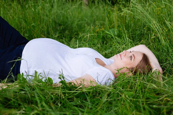 Bella Donna Incinta Rilassante Sull Erba Nel Parco — Foto Stock