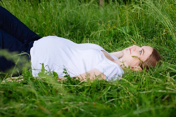 Vacker Gravid Kvinna Avkopplande Gräset Parken — Stockfoto