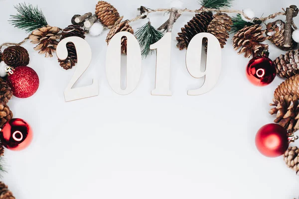 Composición Navidad Año Nuevo 2019 Simboliza Ramas Abeto Con Conos — Foto de Stock