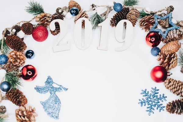 Χριστούγεννα Και Πρωτοχρονιά Σύνθεση 2019 Simbols Και Έλατα Κλαδιά Κώνους — Φωτογραφία Αρχείου