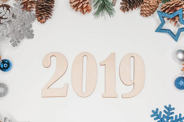 Composición Navidad Año Nuevo 2019 Simboliza Ramas Abeto Con Conos — Foto de Stock