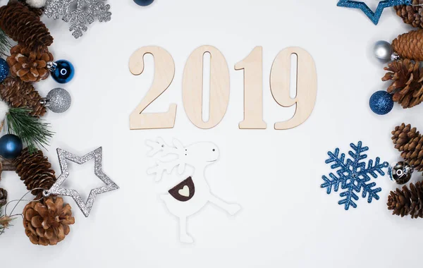 Composición Navidad Año Nuevo 2019 Simboliza Ramas Abeto Con Conos — Foto de Stock