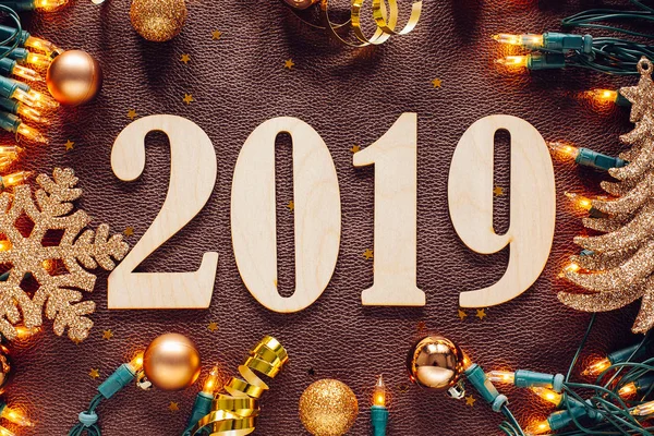 Composición Navidad Año Nuevo 2019 Símbolos Guirnalda Sobre Fondo Cuero — Foto de Stock