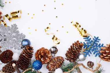 Noel ve yeni yıl kompozisyon. Çam dalları koniler ve beyaz arka plan üzerinde gümüş ve mavi renklerde Noel topları ile. Düz yatıyordu, en iyi görünüm, kopya alanı metin için