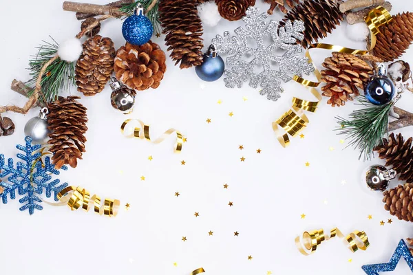 Kerstmis Nieuwjaar Samenstelling Spar Takken Met Kegels Kerstballen Zilver Blauwe — Stockfoto