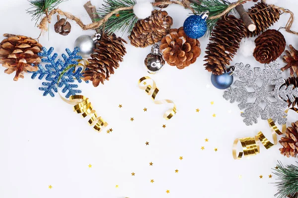 Noel Yeni Yıl Kompozisyon Çam Dalları Koniler Beyaz Arka Plan — Stok fotoğraf