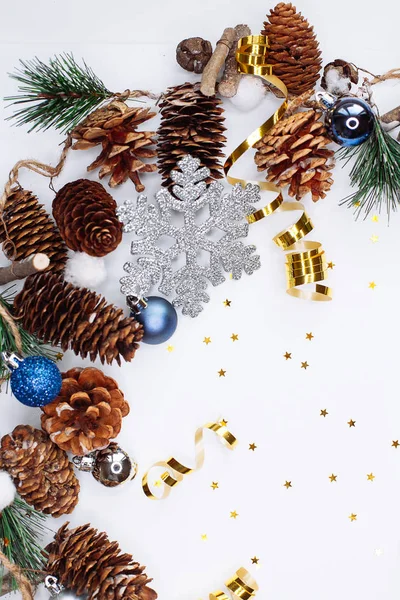 Noel Yeni Yıl Kompozisyon Çam Dalları Koniler Beyaz Arka Plan — Stok fotoğraf