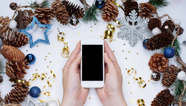 Vrouwelijke Handen Slimme Mobiele Telefoon Bedrijf Witte Achtergrond Met Kerstmis — Stockfoto