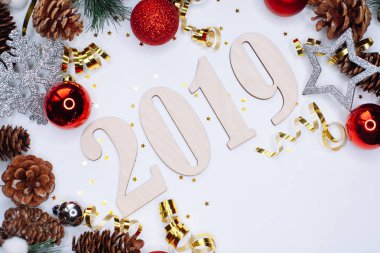 Noel ve yeni yıl kompozisyon. 2019 simbols ve çam dalları koniler ve Noel topları beyaz arka plan üzerinde gümüş ve kırmızı renklerde. Düz yatıyordu, en iyi görünüm, kopya alanı metin için
