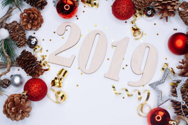Noel ve yeni yıl kompozisyon. 2019 simbols ve çam dalları koniler ve Noel topları beyaz arka plan üzerinde gümüş ve kırmızı renklerde. Düz yatıyordu, en iyi görünüm, kopya alanı metin için