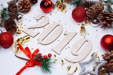 Noel ve yeni yıl kompozisyon. 2019 simbols ve çam dalları koniler ve Noel topları beyaz arka plan üzerinde gümüş ve kırmızı renklerde. Düz yatıyordu, en iyi görünüm, kopya alanı metin için