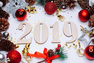 Noel ve yeni yıl kompozisyon. 2019 simbols ve çam dalları koniler ve Noel topları beyaz arka plan üzerinde gümüş ve kırmızı renklerde. Düz yatıyordu, en iyi görünüm, kopya alanı metin için