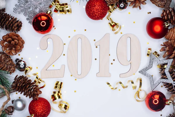 Composición Navidad Año Nuevo 2019 Simboliza Ramas Abeto Con Conos — Foto de Stock