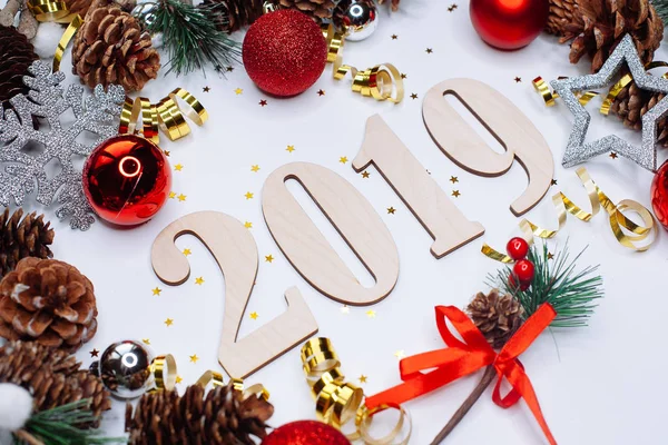 Composición Navidad Año Nuevo 2019 Simboliza Ramas Abeto Con Conos — Foto de Stock