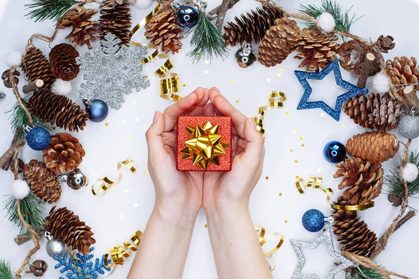 Bir Noel Hediyesi Çam Dalları Ile Koni Noel Topları Gümüş — Stok fotoğraf