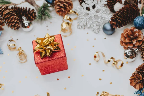 Tarjeta Navidad Caja Regalo Roja Ramas Abeto Con Conos Bolas — Foto de Stock