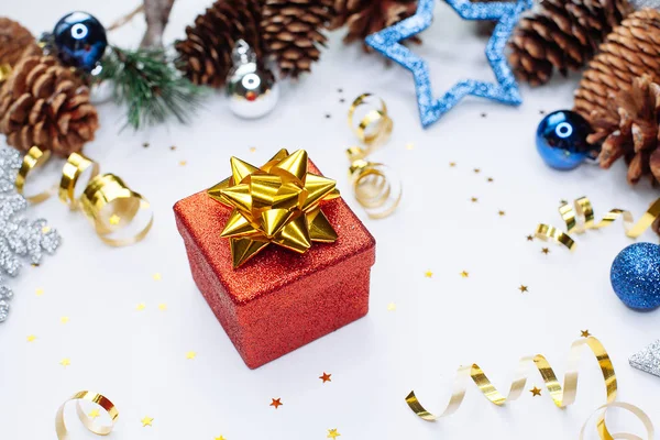 Χριστουγεννιάτικη Κάρτα Κόκκινο Συσκευασία Δώρου Και Και Κλαδιά Του Έλατου — Φωτογραφία Αρχείου