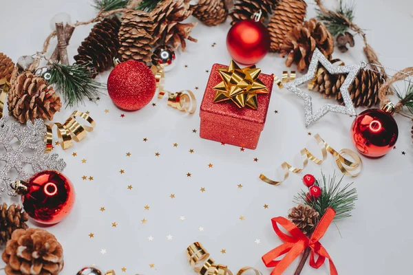 Noel Kartı Kırmızı Hediye Kutusu Çam Dalları Ile Koni Noel — Stok fotoğraf