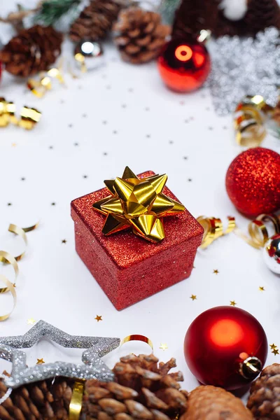 Tarjeta Navidad Caja Regalo Roja Ramas Abeto Con Conos Bolas —  Fotos de Stock