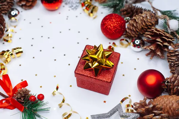 Χριστουγεννιάτικη Κάρτα Κόκκινο Συσκευασία Δώρου Και Και Κλαδιά Έλατου Κώνους — Φωτογραφία Αρχείου