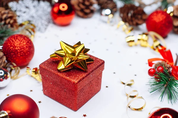 Noel Kartı Kırmızı Hediye Kutusu Çam Dalları Ile Koni Noel — Stok fotoğraf