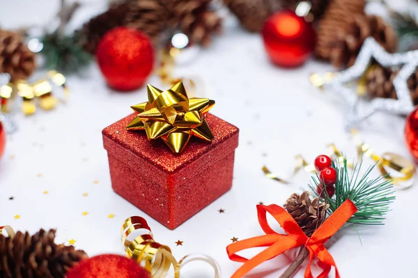 Weihnachtskarte Rote Geschenkschachtel Und Tannenzweige Mit Zapfen Und Weihnachtskugeln Silber — Stockfoto