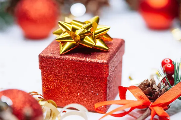 クリスマス カード 赤いギフト ボックスと コーンと白い背景の上の銀と赤の色でクリスマス ボールのモミの枝 — ストック写真