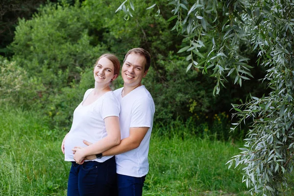 Ευτυχισμένος Έγκυος Γυναίκα Και Σύζυγός Της Στο Πάρκο Καλοκαίρι — Φωτογραφία Αρχείου