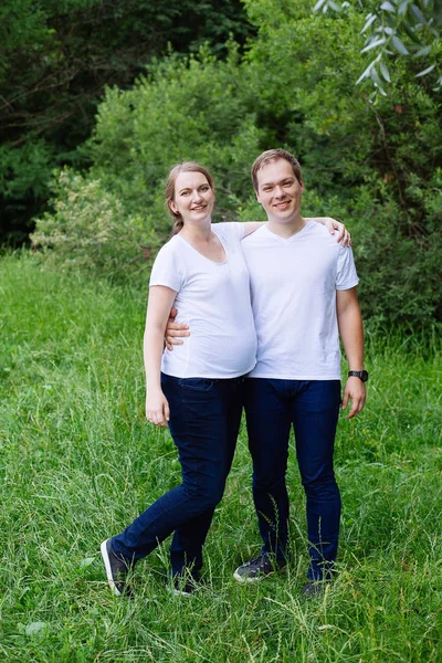 Felice Donna Incinta Suo Marito Nel Parco Estivo — Foto Stock