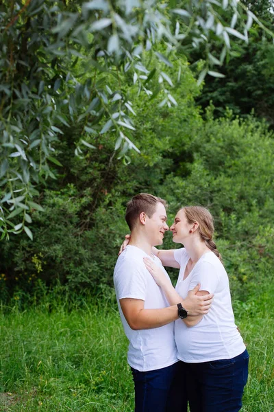 Mulher Grávida Feliz Seu Marido Parque Verão — Fotografia de Stock