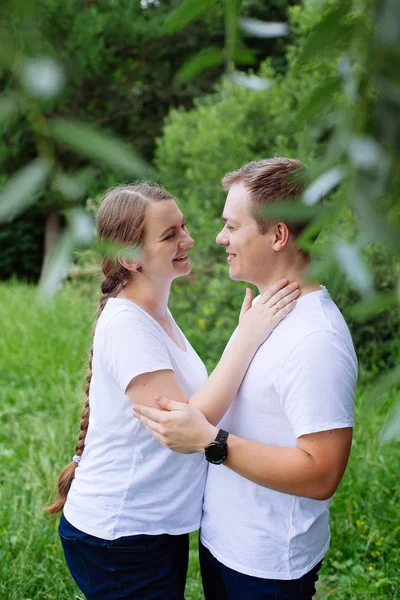 Mulher Grávida Feliz Seu Marido Parque Verão — Fotografia de Stock