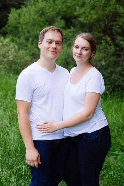 Glad Gravid Kvinna Och Hennes Man Parken Sommaren — Stockfoto