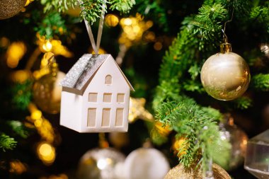 Bulanık, ışıl ışıl ve peri arkaplanda süslenmiş Noel ağacı