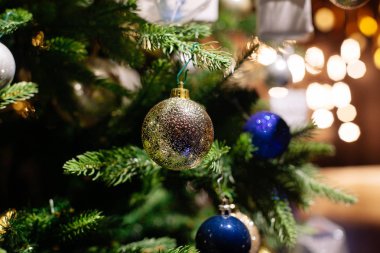 Bulanık, ışıl ışıl ve peri arkaplanda süslenmiş Noel ağacı