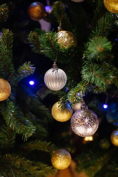 Versierde Kerstboom Wazig Sprankelende Fee Achtergrond — Stockfoto