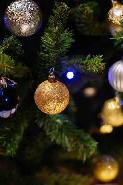 Versierde Kerstboom Wazig Sprankelende Fee Achtergrond — Stockfoto