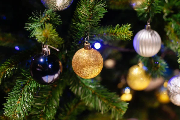 Árbol Navidad Decorado Sobre Fondo Borroso Brillante Hadas —  Fotos de Stock